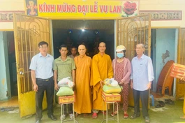 Chùa Linh Bửu tặng quà đến bà con mùa Vu lan 