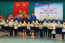 Trao tặng quà đến các em học sinh 