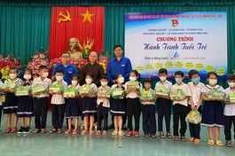 Trao tặng quà đến các em học sinh 