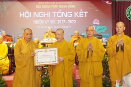 Trung ương Giáo hội trao Bằng tuyên dương công đức đến Hòa thượng Trưởng ban Hoằng pháp Trung ương 