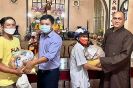 Thượng tọa Thích Thiện Chơn, trụ trì chùa Phật Đà cùng đại diện chính quyền trao tặng quà đến bà con 
