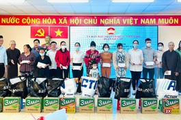 Ban Trị sự GHPGVN TP.HCM trao 42phần quà đến 42 gia đình có thân nhân qua đời do dịch Covid-19 tại địa bàn quận Gò Vấp - Ảnh: BTT GV