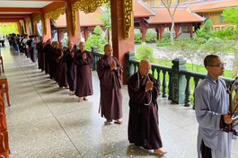 Thượng tọa Thích Giác Dũng, trụ trì tu viện Vĩnh Nghiêm cùng chư Tăng dẫn các bạn trẻ kinh hành trong chánh niệm