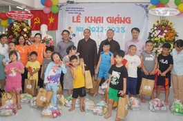 Tặng quà năm học mới đến các em Trường Chuyên biệt Tương lai quận 3 , TP.HCM