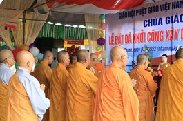 Chư tôn đức Tăng Ni và Phật tử trong khóa lễ đặt đá xây dựng chùa Giác Nhã