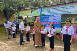 Thượng toạ Thích Quảng Tuấn, trụ trì chùa Hoa Nghiêm, cùng đoàn trao các suất học bổng đến các em học sinh