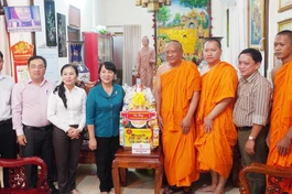 Bà Trần Kim Yến cùng thành viên đoàn chúc mừng lễ Sene Đônta tại chùa Candaransi 