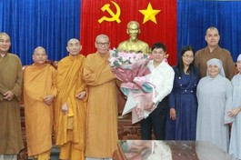 Hòa thượng Thích Châu Quang cùng chư tôn đức Ban Trị sự GHPGVN tỉnh cảm ơn đến lãnh đạo các cơ quan