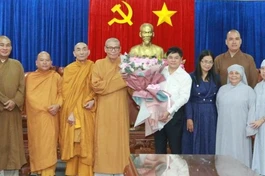 Hòa thượng Thích Châu Quang cùng chư tôn đức Ban Trị sự GHPGVN tỉnh cảm ơn đến lãnh đạo các cơ quan