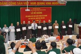 Ông Ngô Thanh Sơn, Phó Chủ tịch Ủy ban MTTQVN TP.HCM trao chứng nhận đến các học viên