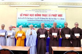 Trao tặng các suất học bổng đến học viên thạc sĩ khóa V - Học viện Phật giáo Việt Nam tại TP.HCM