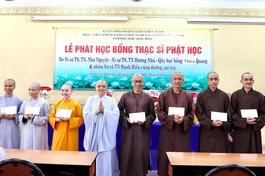 Trao tặng các suất học bổng đến học viên thạc sĩ khóa V - Học viện Phật giáo Việt Nam tại TP.HCM