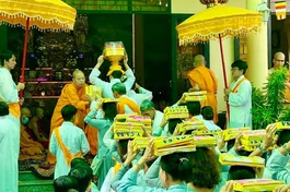 Phật tử dâng y kathina tại chùa Bửu Quang