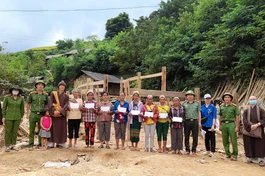 Đoàn từ thiện chùa Bửu Đà (quận 10) trao tặng tiền mặt và quà đến các gia đình nhà bị sập do lũ quét