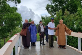 Chư tôn đức kiểm tra trước khi bàn giao cầu bê-tông