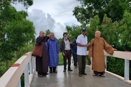 Chư tôn đức kiểm tra trước khi bàn giao cầu bê-tông