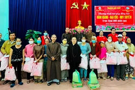Chư Tăng Ni tặng quà cứu trợ đồng bào tại Nghệ An, Quảng Nam