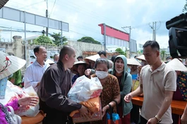 Đoàn từ thiện chùa Hưng Phước tặng quà đến bà con huyện Trà Cú