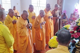 Chư tôn đức giáo phẩm niêm hương tưởng niệm Trưởng lão Hòa thượng Thích Thiện Huệ 