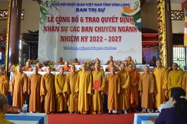 Thượng tọa Thích Lệ Lạc trao quyết định đến các Ban chuyên môn trực thuộc Ban Trị sự GHPGVN tỉnh Vĩnh Long nhiệm kỳ 2022-2027