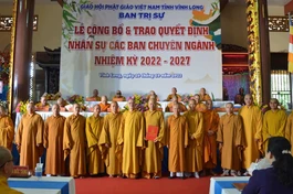 Thượng tọa Thích Lệ Lạc trao quyết định đến các Ban chuyên môn trực thuộc Ban Trị sự GHPGVN tỉnh Vĩnh Long nhiệm kỳ 2022-2027