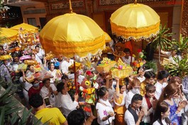 Nhiễu Phật ba vòng quanh chánh điện