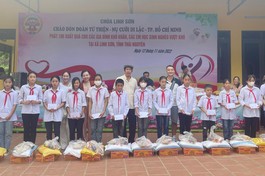 Đoàn từ thiện Nụ cười Di Lặc TP.HCM trao quà đến các em học sinh nghèo vượt khó tại chùa Linh Sơn - Ảnh: P.Tồn