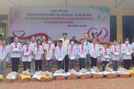 Đoàn từ thiện Nụ cười Di Lặc TP.HCM trao quà đến các em học sinh nghèo vượt khó tại chùa Linh Sơn - Ảnh: P.Tồn