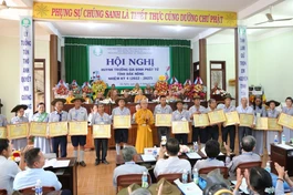 Thượng tọa Thích Quảng Hiền trao bằng công đức đến các đơn vị và huynh trưởng