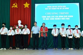 Ông Nguyễn Tấn Phong, Chủ tịch Hội nhà báo TP.HCM trao học bổng đến các em học sinh