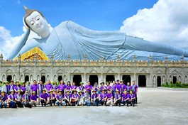 Đoàn ghé tham quan tìm hiểu kiến trúc chùa Som Rong - chùa Khmer ở tỉnh Sóc Trăng - Ảnh: Trần Thế Phong