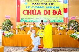 Thượng tọa Thích Phước Thành, Trưởng ban Trị sự GHPGVN tỉnh Hậu Giang trao quyết định đến Sư cô Thích nữ Diệu Phúc