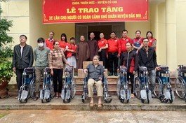 Đoàn trao tặng xe lăn đến người có hoàn cảnh khó khăn tại Đắk Mil