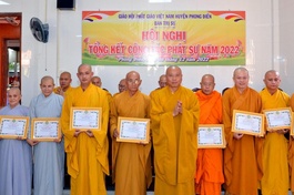 Trao Bằng công đức đến chư Tăng Ni ghi nhận những đóng góp trong công tác Phật sự năm 2022