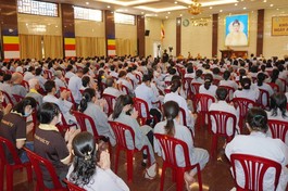 Gần 400 Phật tử về dự khóa tu Ngày an lạc tại Việt Nam Quốc Tự