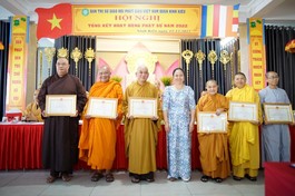 Lãnh đạo UBND quận Ninh Kiều, TP.Cần Thơ trao bằng khen đến chư Tăng Ni đã có những đóng góp trong các công tác an sinh xã hội năm 2022