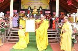 Hòa thượng Thích Châu Quang trao quyết định bổ nhiệm trụ trì đến Đại đức Thích Thiền Hoằng