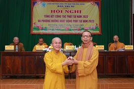 Thượng tọa Thích Quảng Tuấn trao con dấu đến Ban Tăng sự GHPGVN tỉnh tại hội nghị tổng kết Phật sự năm 2022