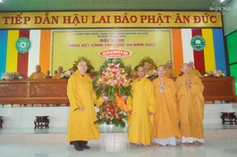 Hòa thượng Thích Lệ Trang trao tặng lẵng hoa chúc mừng đến Ban Trị sự GHPGVN huyện Củ Chi