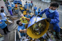 Chùa Liên Hoa (quận 11) ra quân làm sạch đẹp các tuyến đường quanh chùa nhân dịp 30-4 - Ảnh: Quảng Đạo