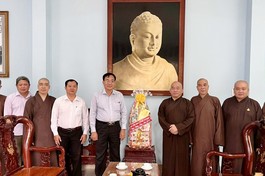 Ôg Nguyễn Duy Tân, Phó Giám đốc Sở Nội vụ, Trưởng Ban Tôn giáo TP.HCM cùng các thành viên đoàn chúc Tết đến Tăng Ni Phật giáo quận 10 - Ảnh: N.Thiện