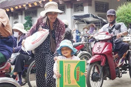 Niềm hạnh phúc khi nhận được quà Tết chùa Nam Thiên Nhất Trụ gửi tặng chiều ngày 10-1