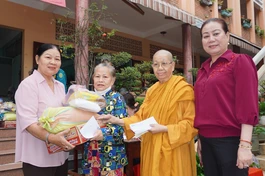  Ni trưởng Thích nữ Viên Liên, trụ trì tổ đình tịnh xá Ngọc Phương cùng đại diện chính quyền phường 1 tặng những phần quà Tết đến bà con 