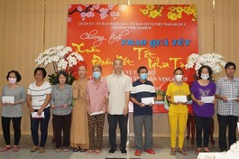 Ủy ban MTTQVN quận 3 phối hợp chùa Vĩnh Nghiêm (quận 3) và Quỹ Thiện Tâm tặng quà Tết đến bà con khó khăn 