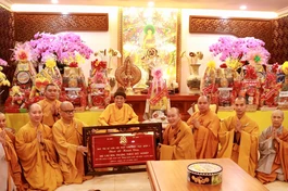 Đảnh lễ Trưởng lão Hòa thượng Thích Đức Nghiệp, Phó Pháp chủ kiêm Giám luật Hội đồng Chứng minh GHPGVN - Ảnh: Phật giáo Q.3