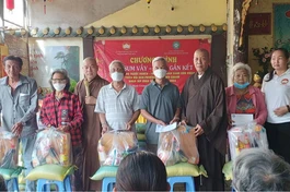 Chùa Minh Giác (TP.Thủ Đức) tặng quà Tết đến người dân