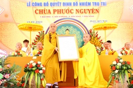 Thượng tọa Thích Quảng Hiền, Trưởng ban Trị sự GHPGVN tỉnh Đắk Nông trao quyết định bổ nhiệm trụ trì đến Đại đức Thích Quảng Hòa