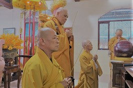 Chư tôn đức niêm hương bạch Phật