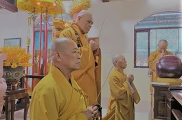 Chư tôn đức niêm hương bạch Phật