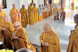 Chư tôn đức niêm hương, đảnh lễ Tam bảo và thực hiện nghi thức an vị Phật